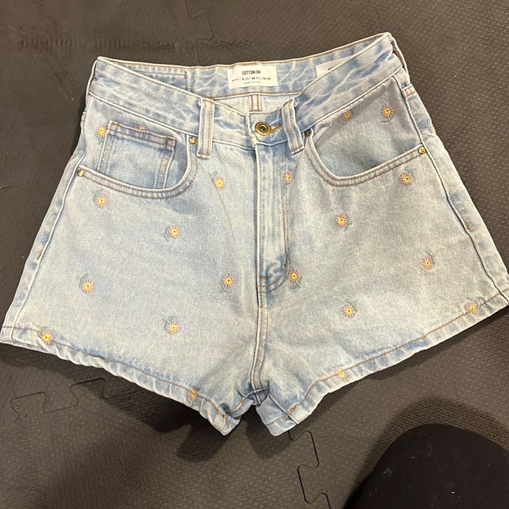 Cotton on daisy short shorts